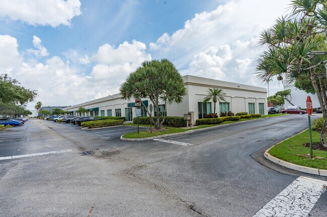 Plus de détails pour 1900-1924 NW 84th Ave, Miami, FL - Local d'activités à louer