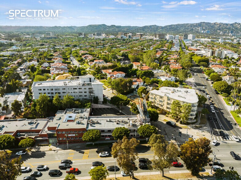 9701 W Pico Blvd, Los Angeles, CA à louer - Photo du bâtiment - Image 2 de 8