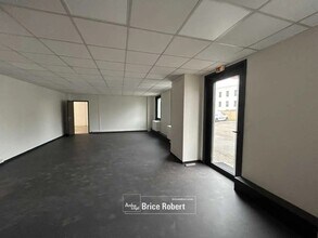 Flex in Dardilly for lease Interior Photo- Image 2 of 4