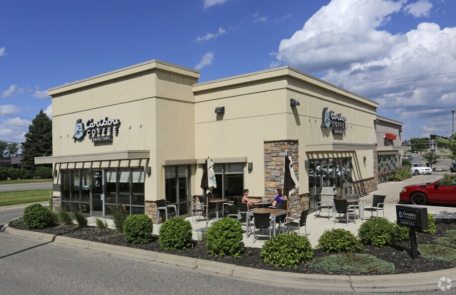 2218 County Road D W, Saint Paul, MN for lease - Primary Photo - Image 1 of 2