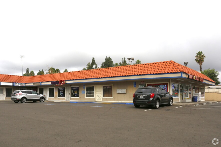 1249-1265 N Vineyard Ave, Ontario, CA à louer - Photo principale - Image 2 de 2