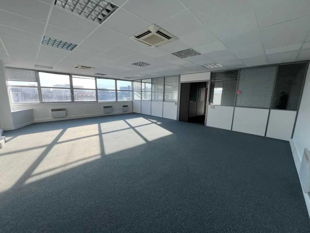 Office in Alfortville for lease Interior Photo- Image 1 of 5