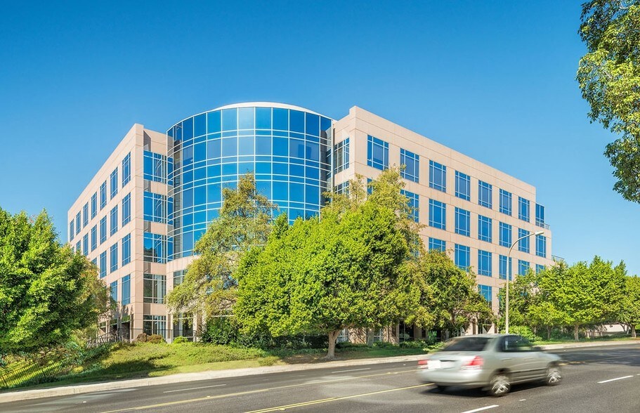 1 Pointe Dr, Brea, CA à louer - Photo du bâtiment - Image 2 de 5