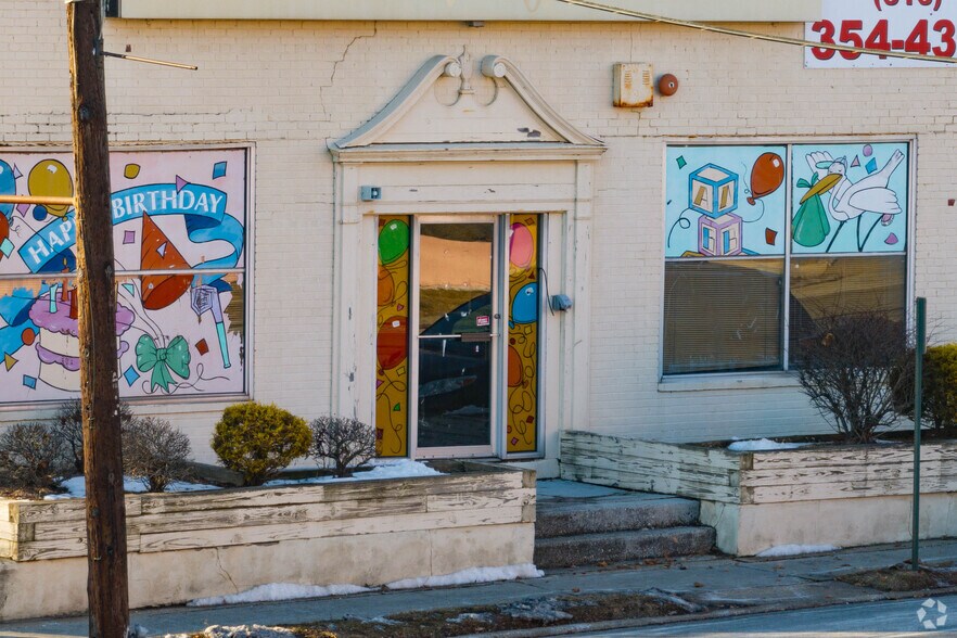 801 Willis Ave, Albertson, NY à vendre - Photo du bâtiment - Image 3 de 6