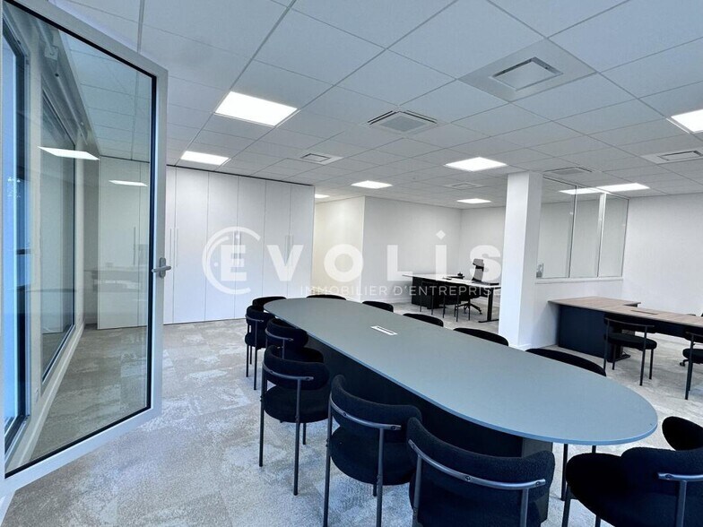 Retail in Serris for lease - Interior Photo - Image 3 of 13