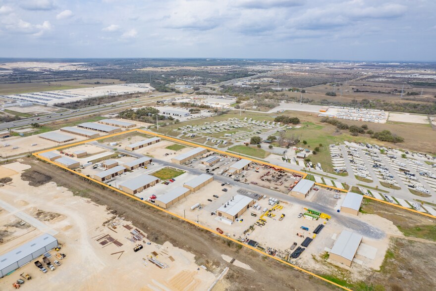 7977 Old Bastrop Rd, New Braunfels, TX à louer - Photo du bâtiment - Image 3 de 16
