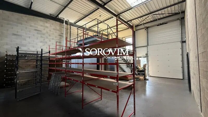 Office in Décines-Charpieu for lease Interior Photo- Image 1 of 8