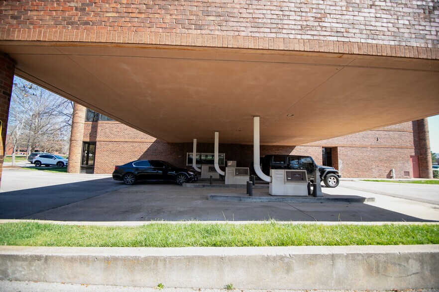 5121 Maryland Way, Brentwood, TN à louer - Photo du bâtiment - Image 3 de 9