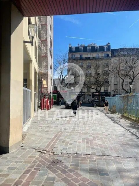 Retail in Paris for sale Building Photo- Image 1 of 3