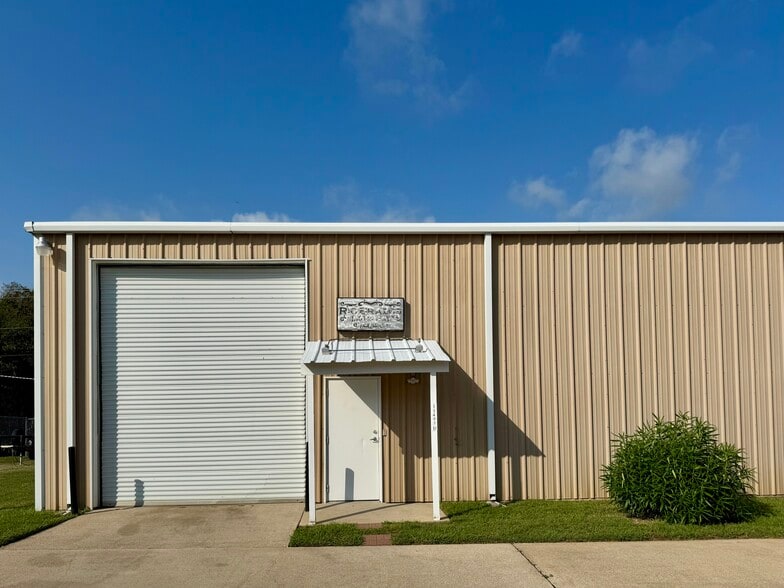 11405 N Dowling Rd, College Station, TX for lease - Building Photo - Image 1 of 5