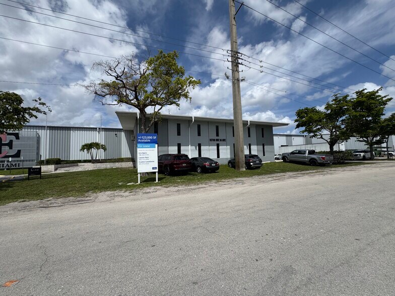 10700 NW 36th Ave, Miami, FL à louer - Photo du bâtiment - Image 2 de 10