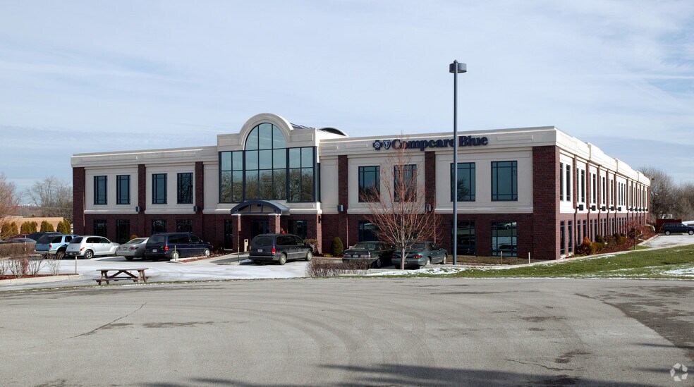 20855 Watertown Rd, Waukesha, WI à louer - Photo du bâtiment - Image 2 de 7