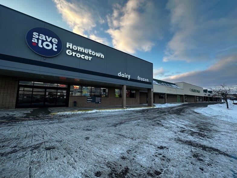 744 W Highland Rd, Highland, MI for lease - Building Photo - Image 1 of 4