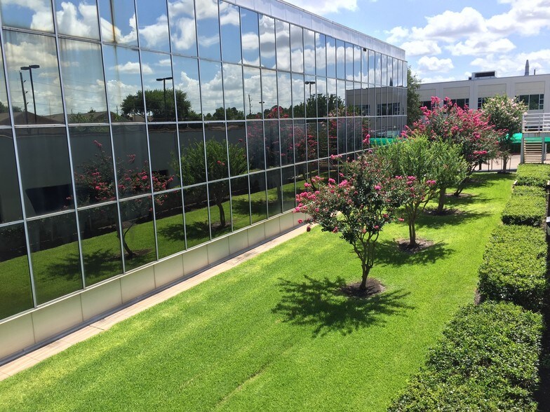 9703 Richmond Ave, Houston, TX à louer - Photo du bâtiment - Image 3 de 6