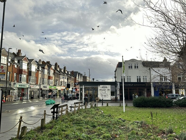 1-2 Chiswick Common Rd, London for lease - Building Photo - Image 2 of 7