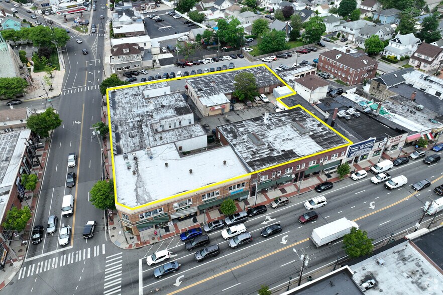 Corner Mixed-Use with Immense Upside portefeuille de 2 propriétés à vendre sur LoopNet.ca - Photo du bâtiment - Image 2 de 18