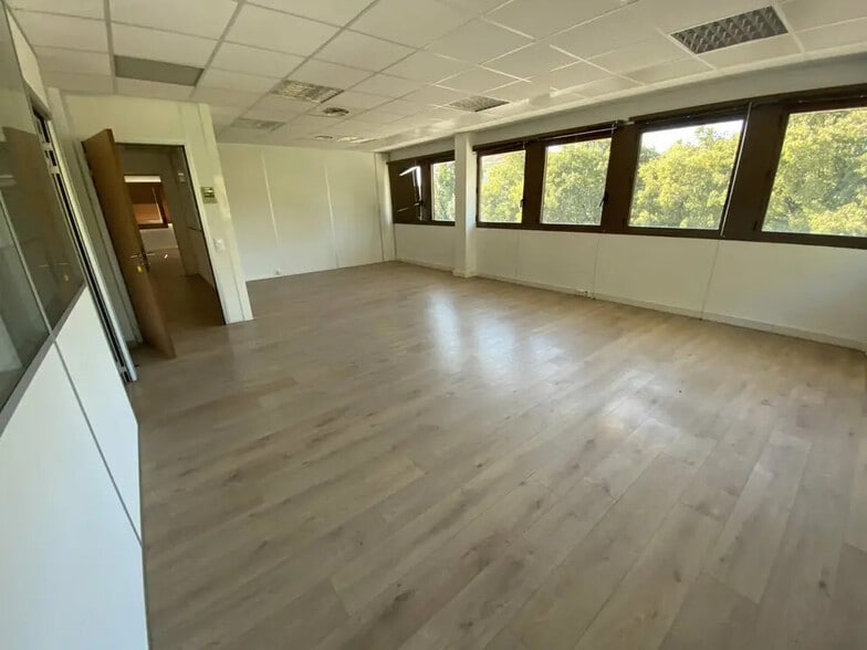 Bureau dans Avignon à louer - Photo du bâtiment - Image 3 de 10