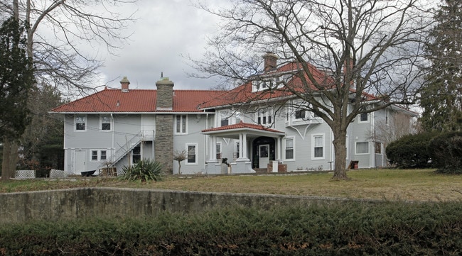 More details for 65 Lisa Dr, Northport, NY - Health Care for Sale