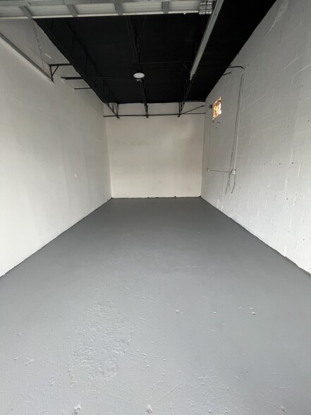 548 NE 42nd St, Oakland Park, FL for lease - Interior Photo - Image 3 of 3