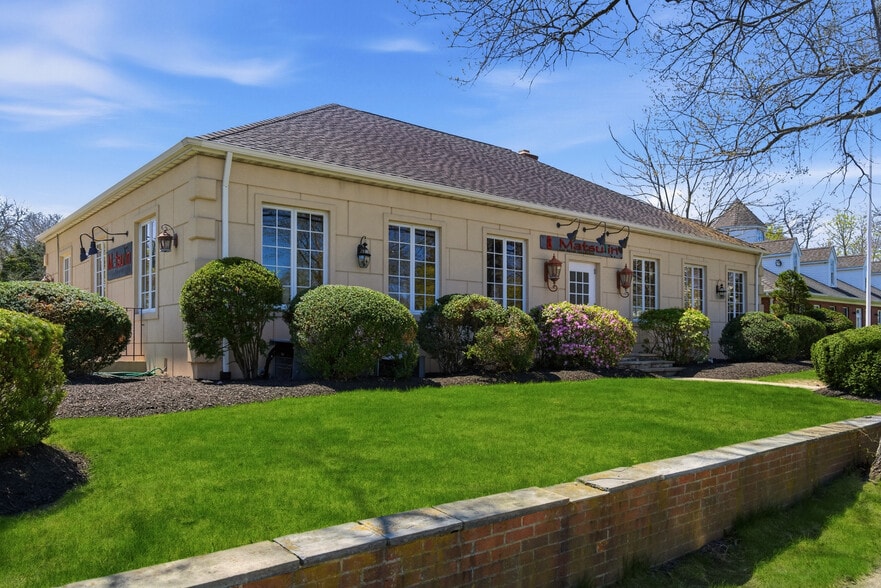 131 W Montauk Hwy, Hampton Bays, NY for sale - Building Photo - Image 1 of 10