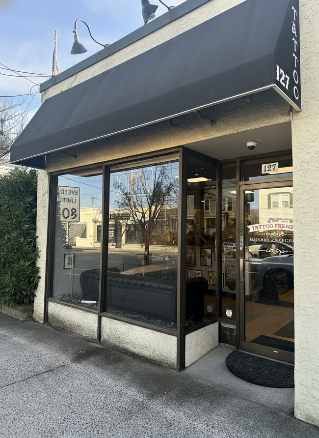 Plus de détails pour 123-127 Merrick Rd, Amityville, NY - Commerce de détail à louer