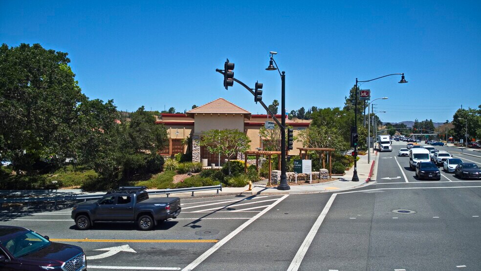 5001-5033 Kanan Rd, Agoura Hills, CA à louer - Photo du bâtiment - Image 3 de 15