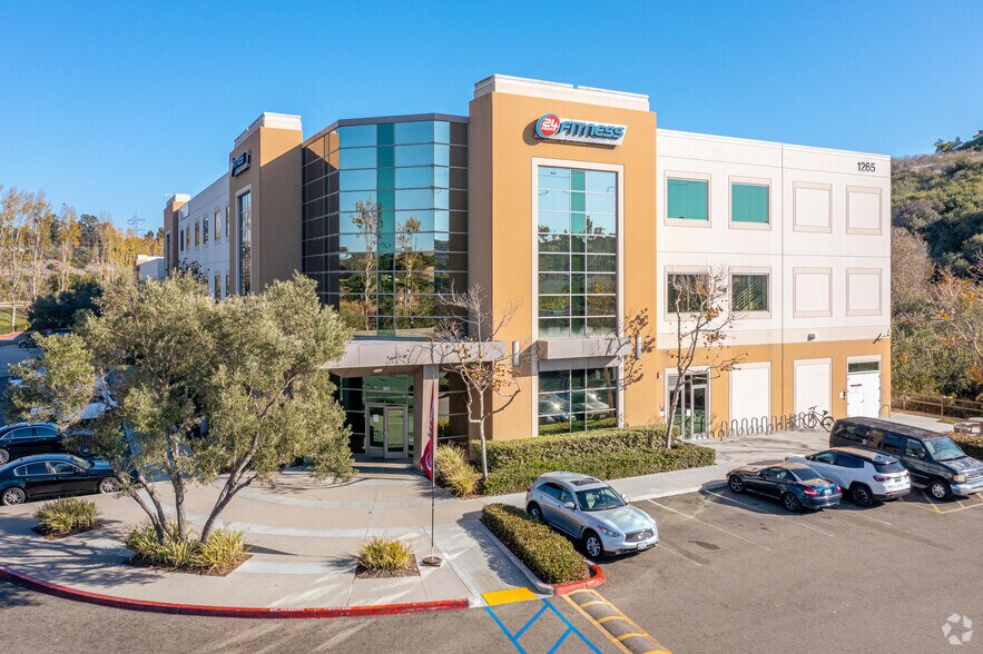 1265 Laurel Tree Ln, Carlsbad, CA à louer - Photo du bâtiment - Image 1 de 5