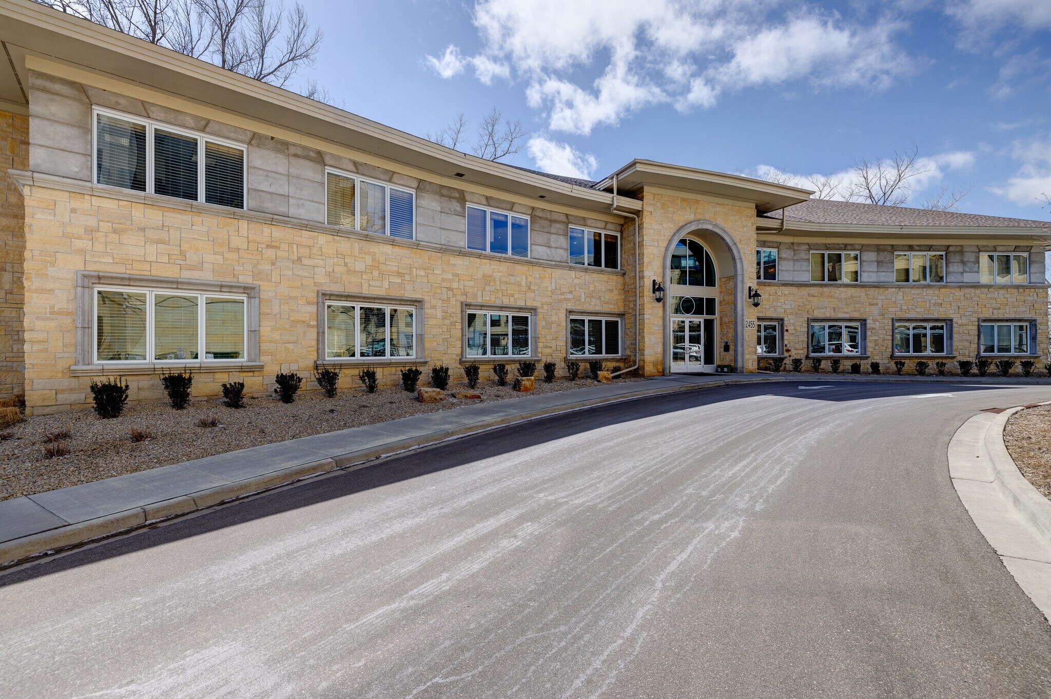 12455 Ridgedale Dr, Minnetonka, MN à louer Photo du bâtiment- Image 1 de 23