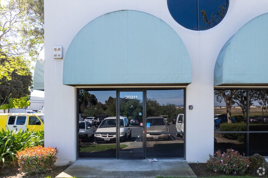30200 Whipple Rd, Union City, CA à louer - Photo du bâtiment - Image 3 de 7