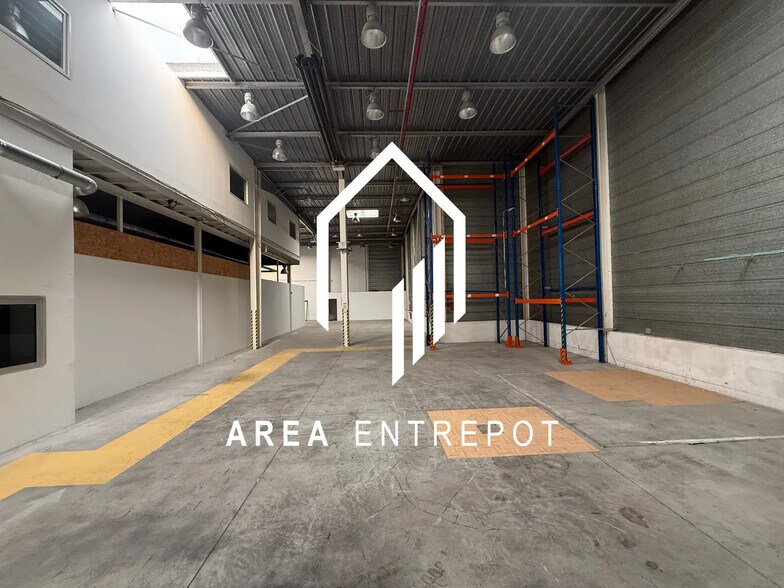 Flex in Aix-en-Provence for lease - Interior Photo - Image 2 of 9