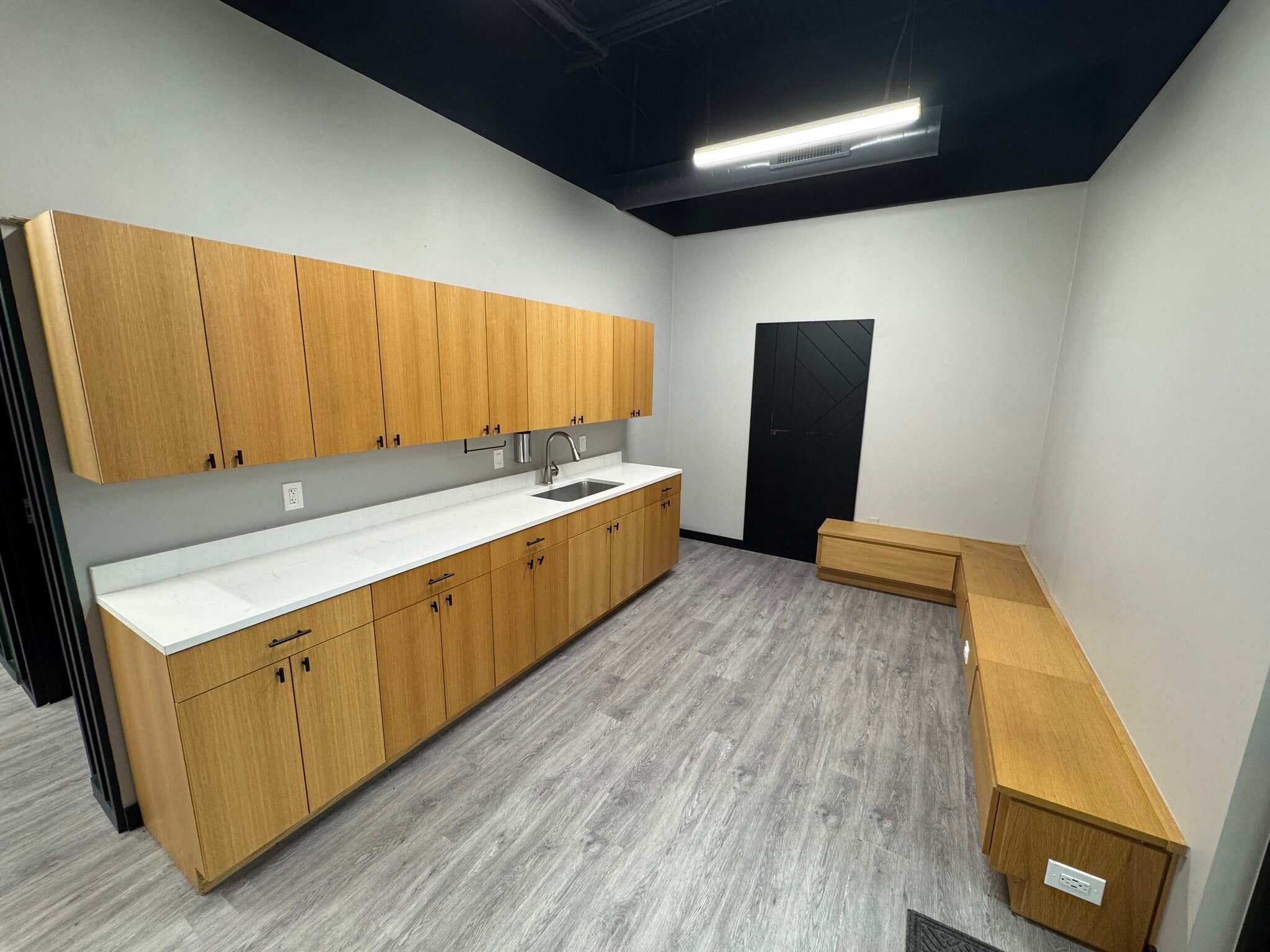 8230 Elmbrook Dr, Dallas, TX for lease Interior Photo- Image 1 of 9