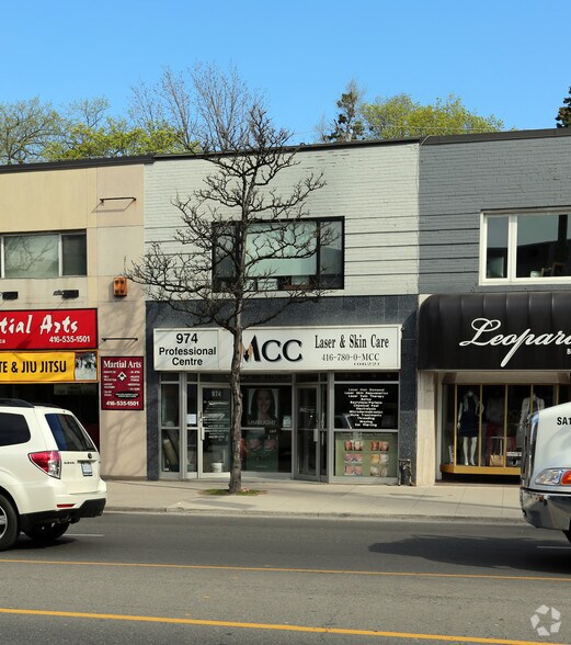 974 Eglinton Ave W, Toronto, ON à vendre - Photo principale - Image 1 de 1
