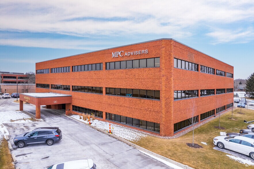 16655 W Bluemound Rd, Brookfield, WI à louer - Photo du bâtiment - Image 2 de 11