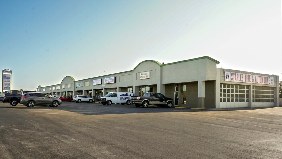 3501-3533 S Staples St, Corpus Christi, TX for lease - Building Photo - Image 2 of 3
