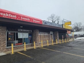 98 Main St, East Brunswick, NJ à louer Photo du bâtiment- Image 2 de 2