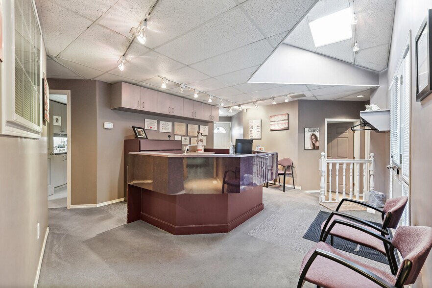 5600 Elbow Dr SW, Calgary, AB à vendre - Photo du bâtiment - Image 2 de 13