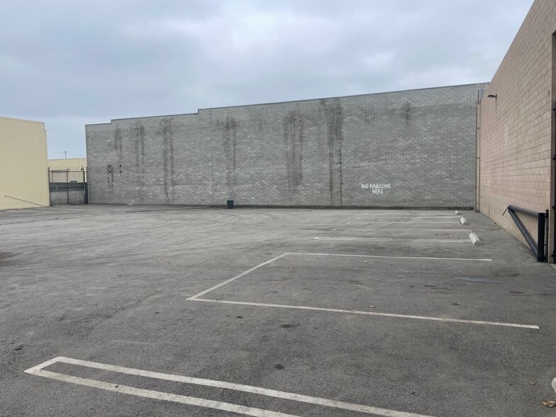 9256 Owensmouth Ave, Chatsworth, CA for lease - Building Photo - Image 2 of 7