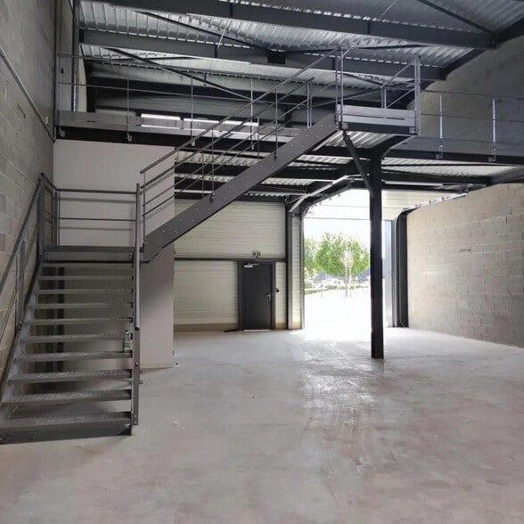 Flex in Meyreuil for lease - Interior Photo - Image 3 of 8