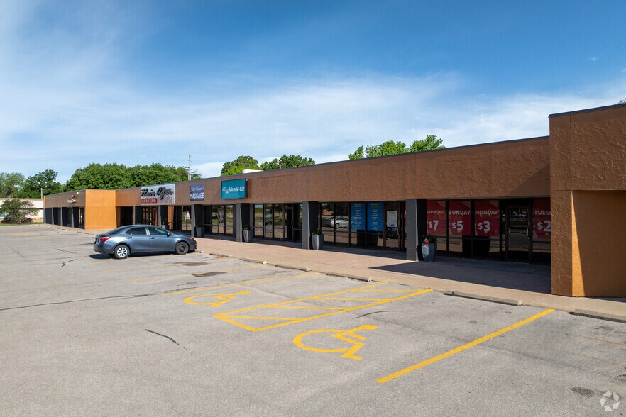 4800 W Maple St, Wichita, KS à louer - Photo du bâtiment - Image 3 de 10
