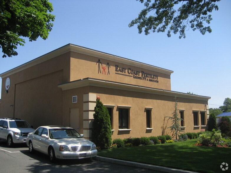 1074 Old Country Rd, Plainview, NY for lease - Primary Photo - Image 2 of 7