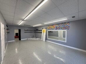 11109-11129 N Oak Tfwy, Kansas City, MO à louer Photo du bâtiment- Image 2 de 5