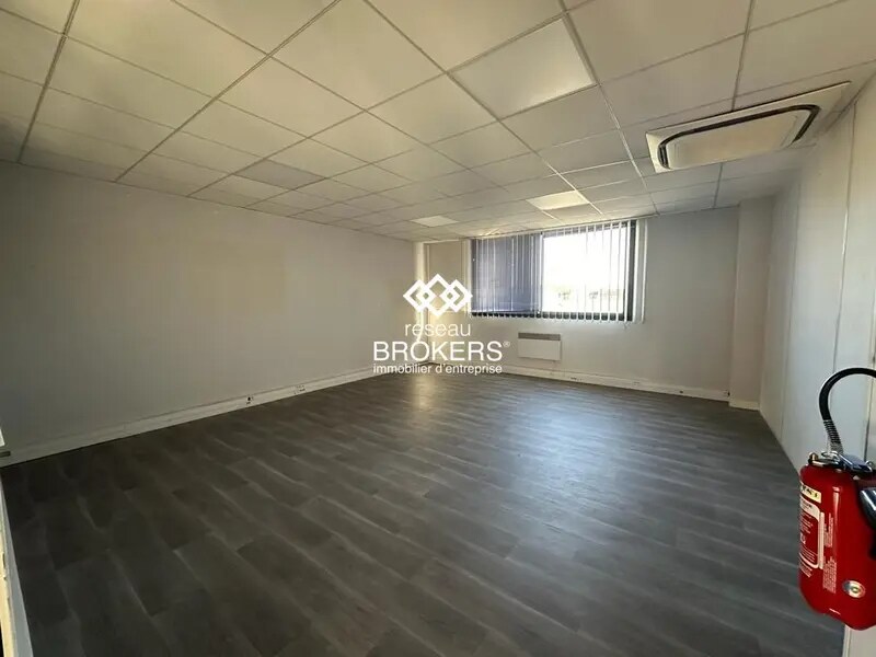 Flex in Le Mesnil-Amelot for lease Interior Photo- Image 1 of 4