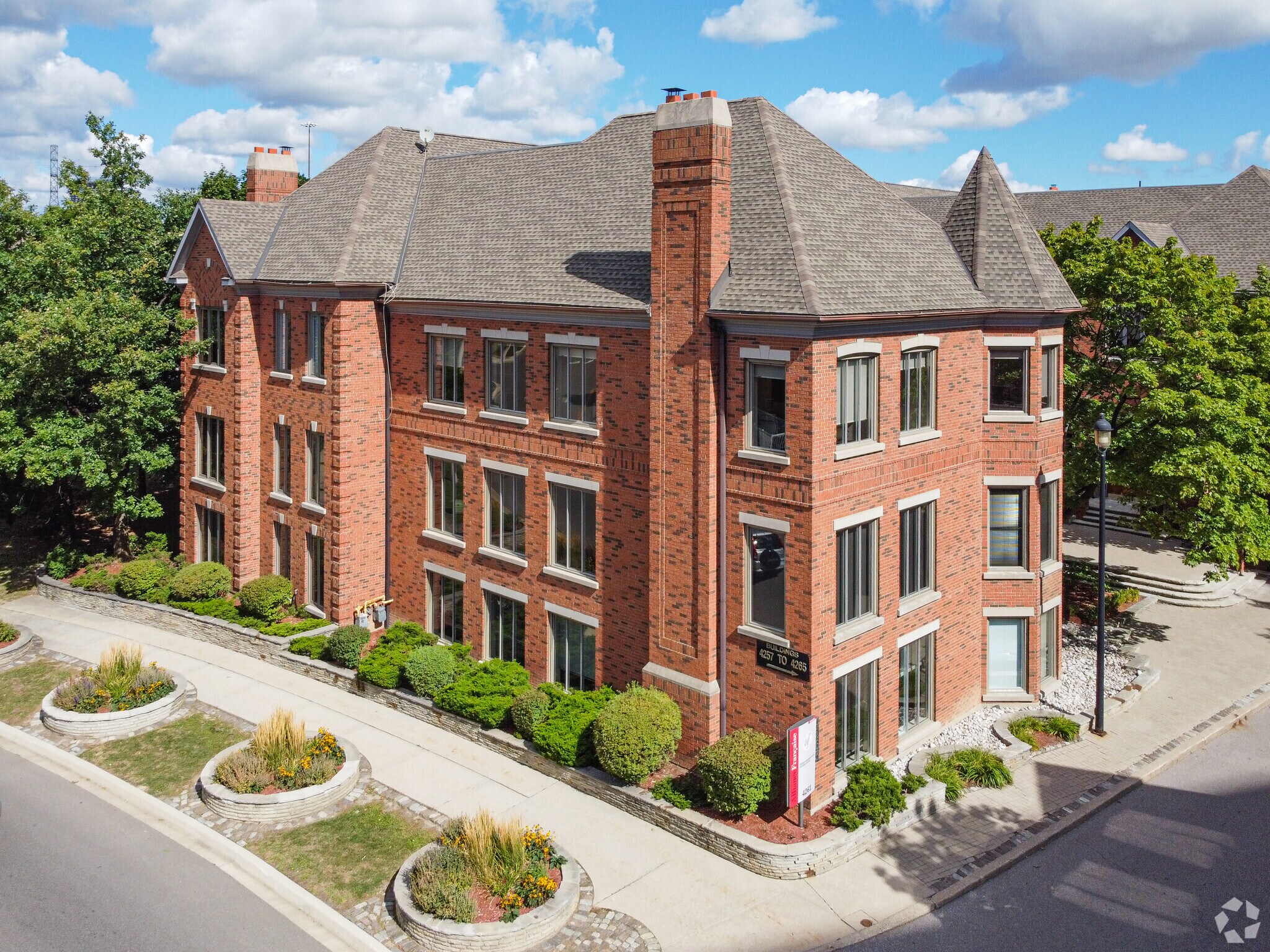 4257-4265 Sherwoodtowne Blvd, Mississauga, ON à louer Photo du bâtiment- Image 1 de 10