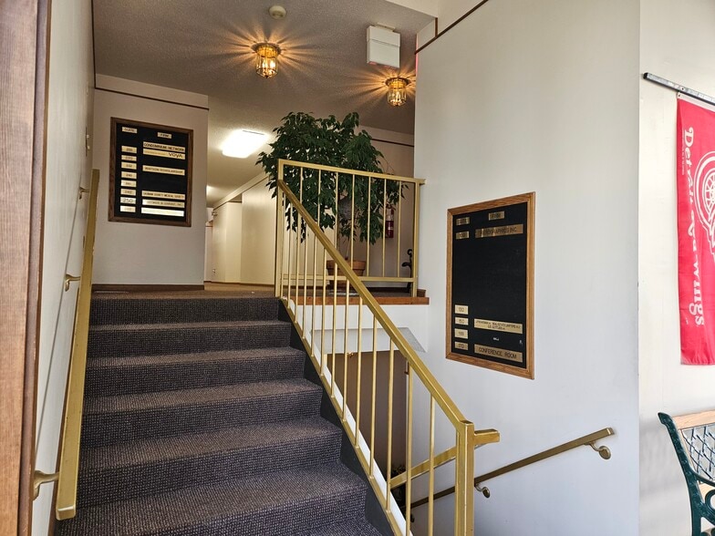 350 Saint Andrews Rd, Saginaw, MI for sale - Lobby - Image 2 of 17