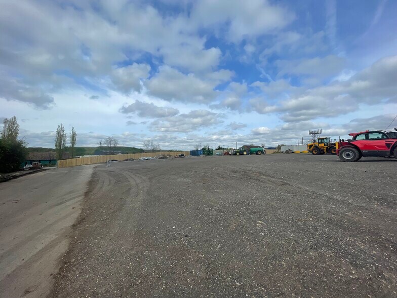 Newyears Green Ln, Uxbridge à louer - Photo du bâtiment - Image 2 de 7