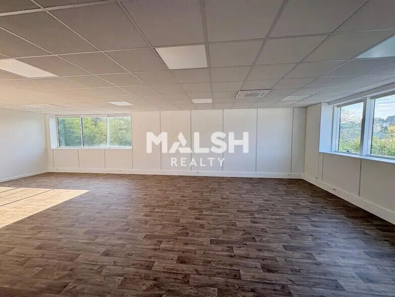 Office in Saint-Genis-Laval for lease - Interior Photo - Image 3 of 8