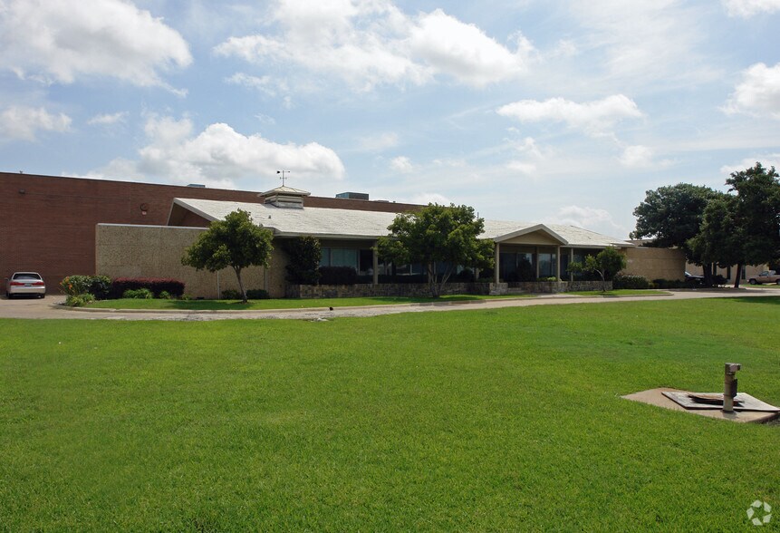 9010 John W Carpenter Fwy, Dallas, TX à louer - Photo du bâtiment - Image 1 de 7