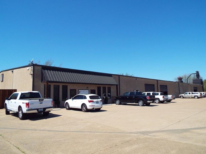 7900 Valcasi Dr, Arlington, TX à vendre - Photo du bâtiment - Image 2 de 11