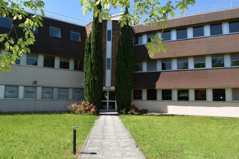 Bureau dans Bron à louer - Photo du bâtiment - Image 2 de 12