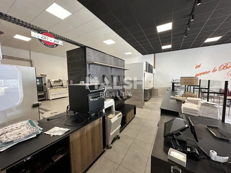 Retail in Auberives-sur-Varèze for lease - Interior Photo - Image 3 of 5